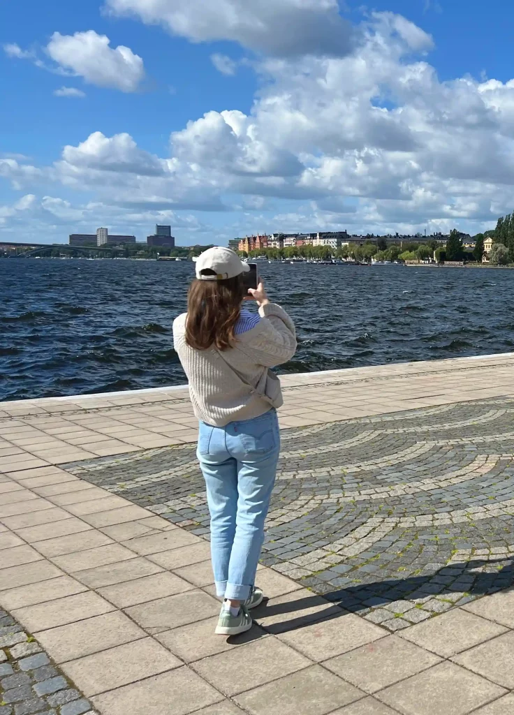 Anna von Anna Fiedler Studio auf Reisen